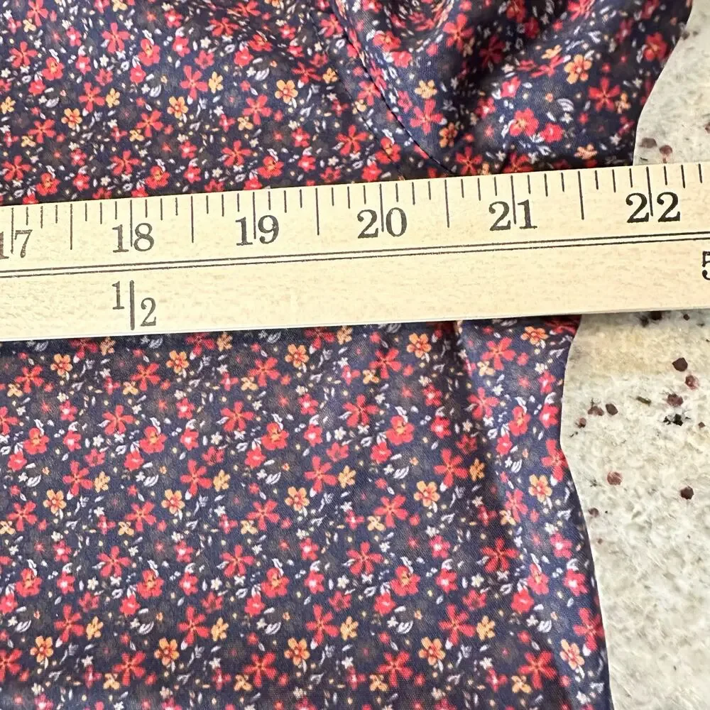 Society of threads‎ size medium, four-way stretch, blue, and red floral - Picture 4 of 12